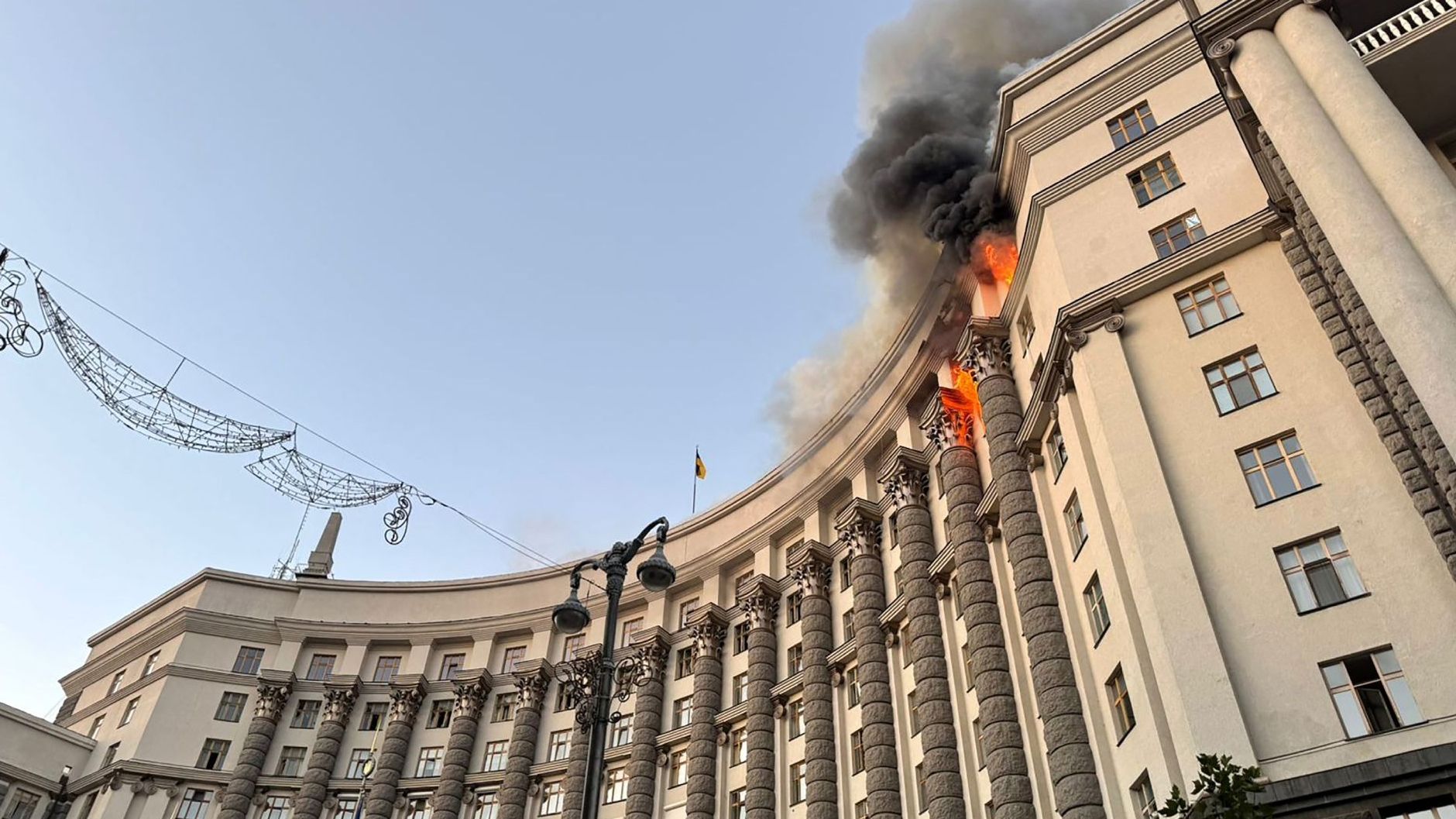 Rusia Ataca Sede del Gobierno Ucraniano y Otros Edificios con Más de 800 Drones