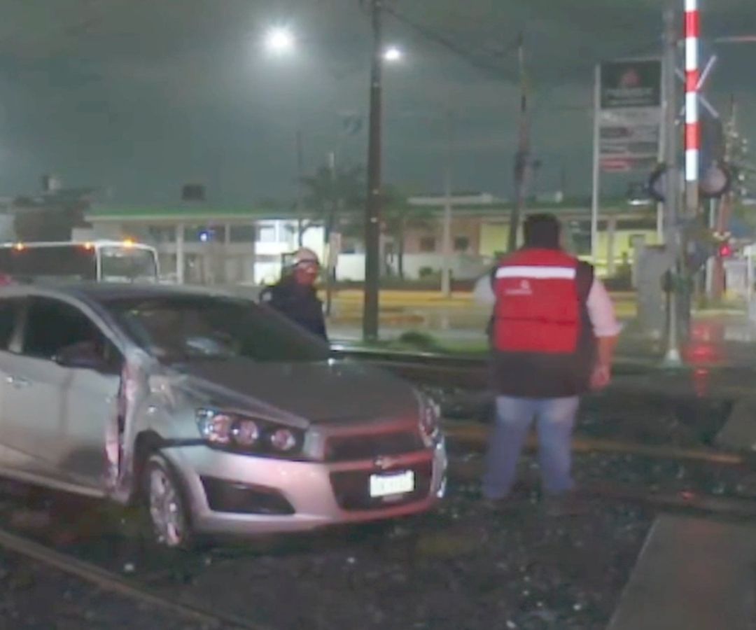 Conductor es Impactado por el Tren al Intentar Ganarle el Paso en León Guanajuato