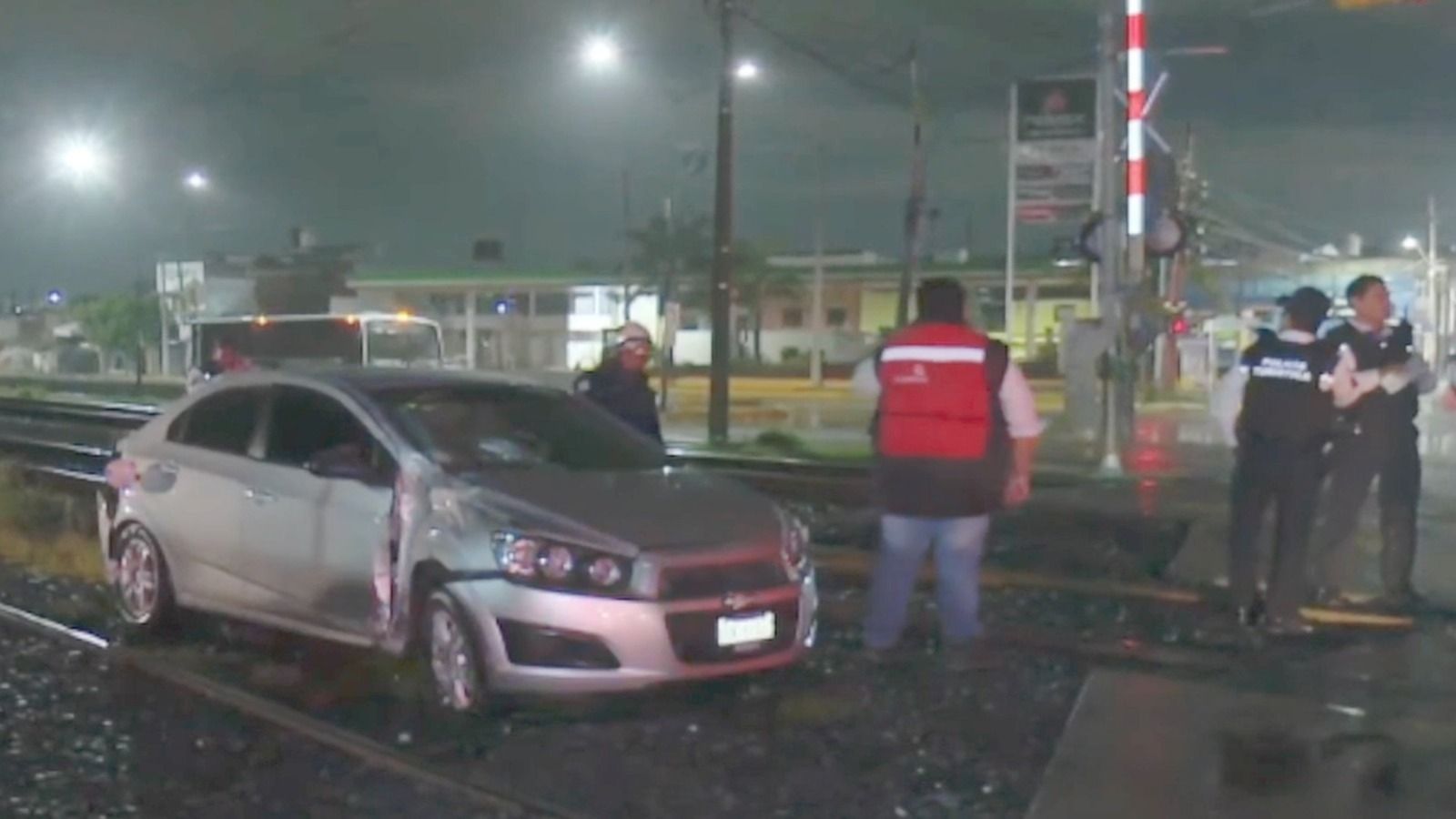 Conductor es Impactado por el Tren al Intentar Ganarle el Paso en León Guanajuato