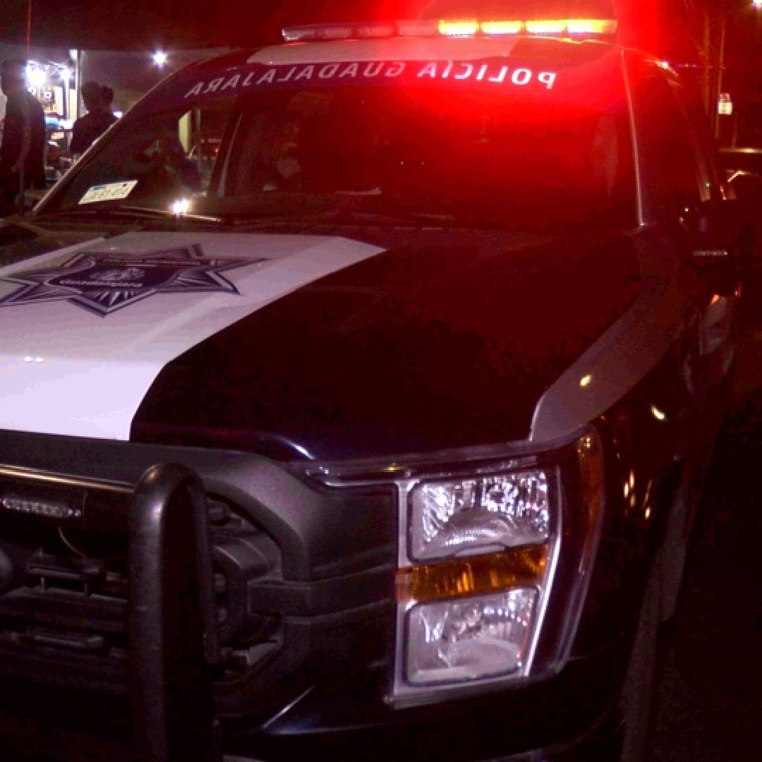 Un hombre chocó contra un árbol en Guadalajara y después agredió a oficiales viales y camarógrafo