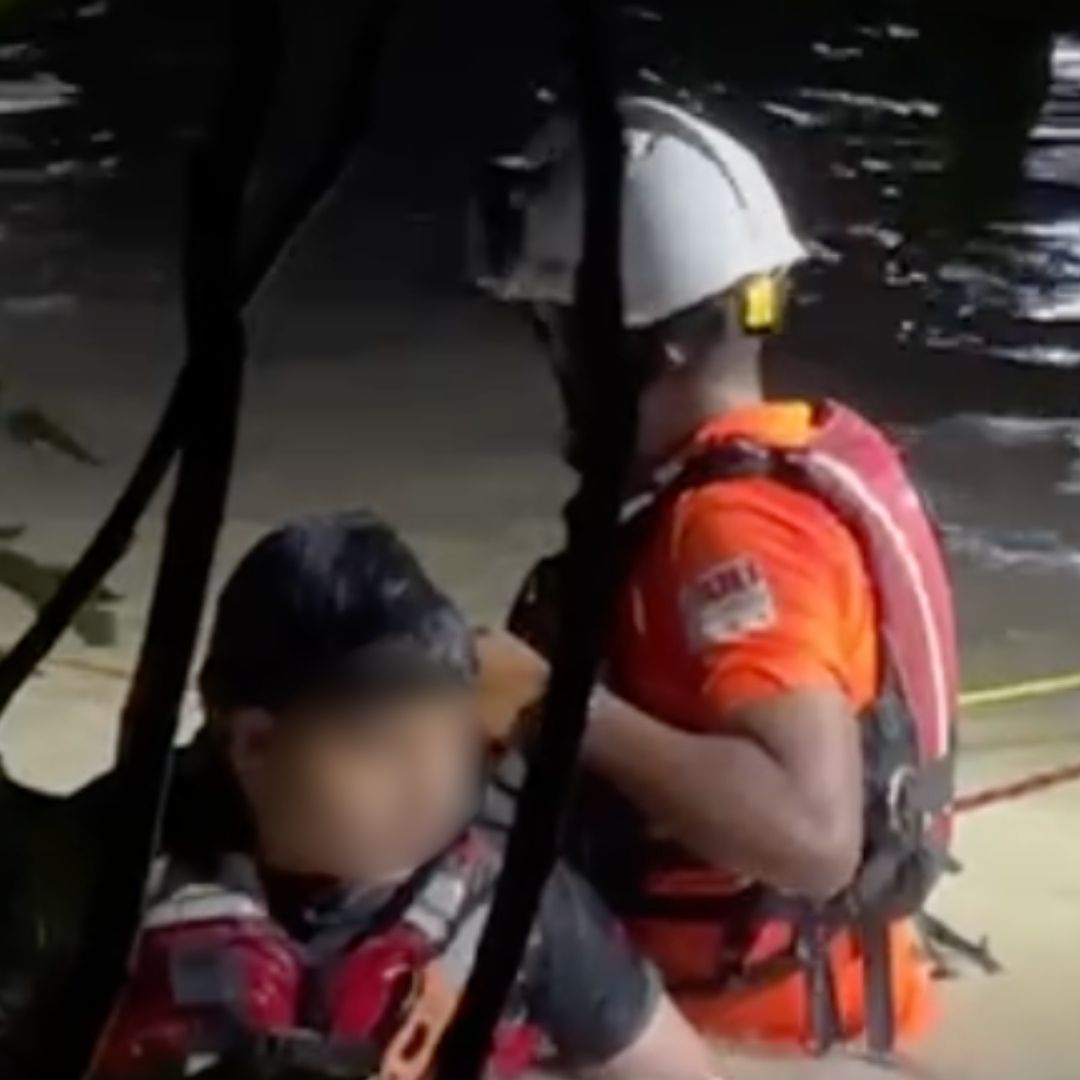 Rescatan a 4 menores en río de Cadereyta