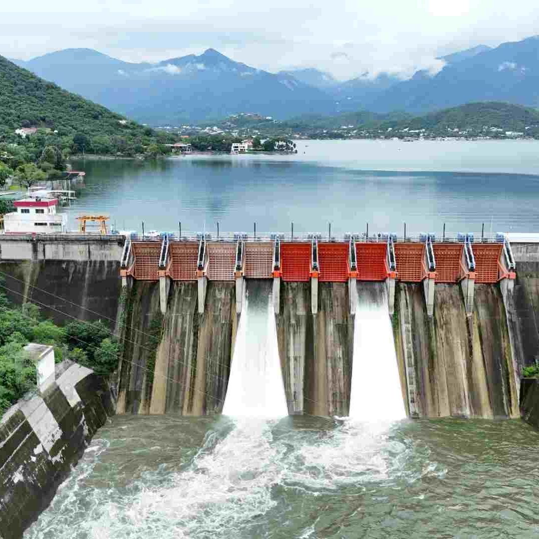 Compuertas abiertas de la presa La Boca en Santiago, NL.