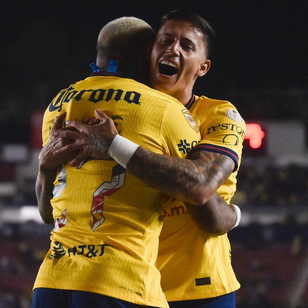 Los uruguayos 'Búfalo' Aguirre y Brian Rodríguez se combinaron para darle el triunfo al América. Foto AFP