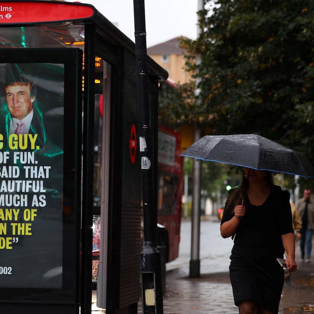 Foto de Donald Trump y Jeffrey Epstein, juntos en una mampara publicitaria en Inglaterra