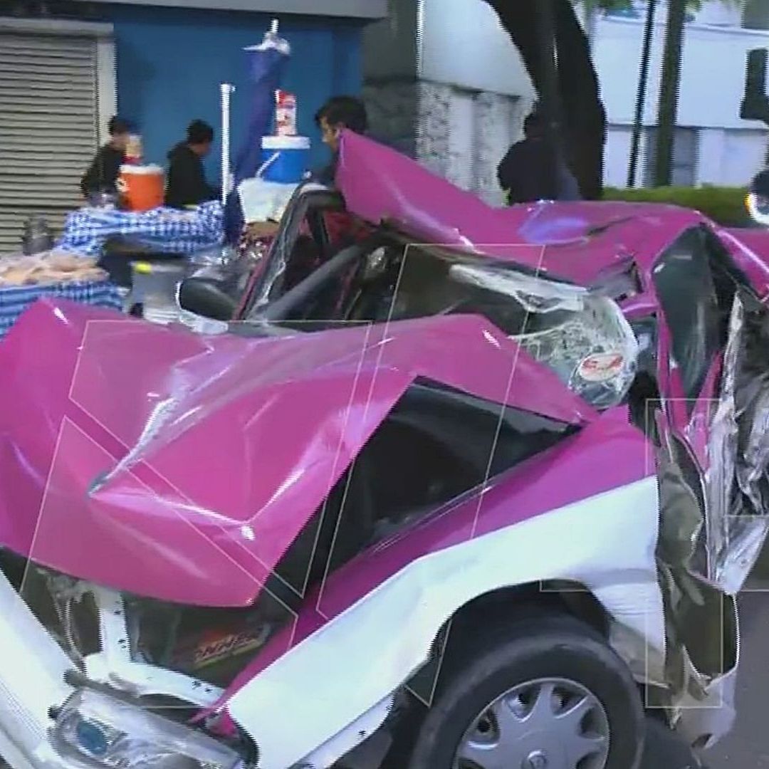 Tráiler Aplasta y Destroza Taxi en Iztapalapa; Chofer se Salva de Milagro