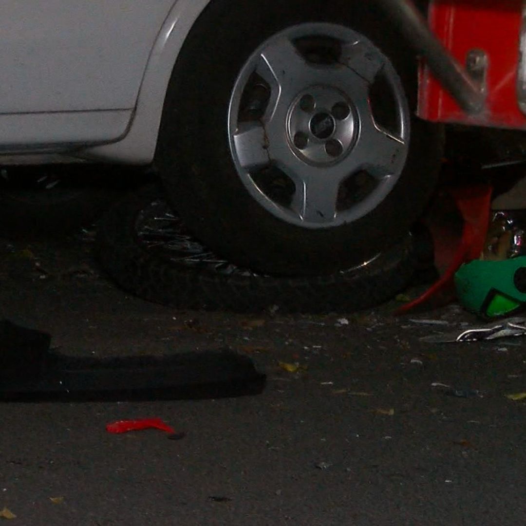 Conductora atropella a motociclista hasta dejarlo sin vida en Zapopan.
