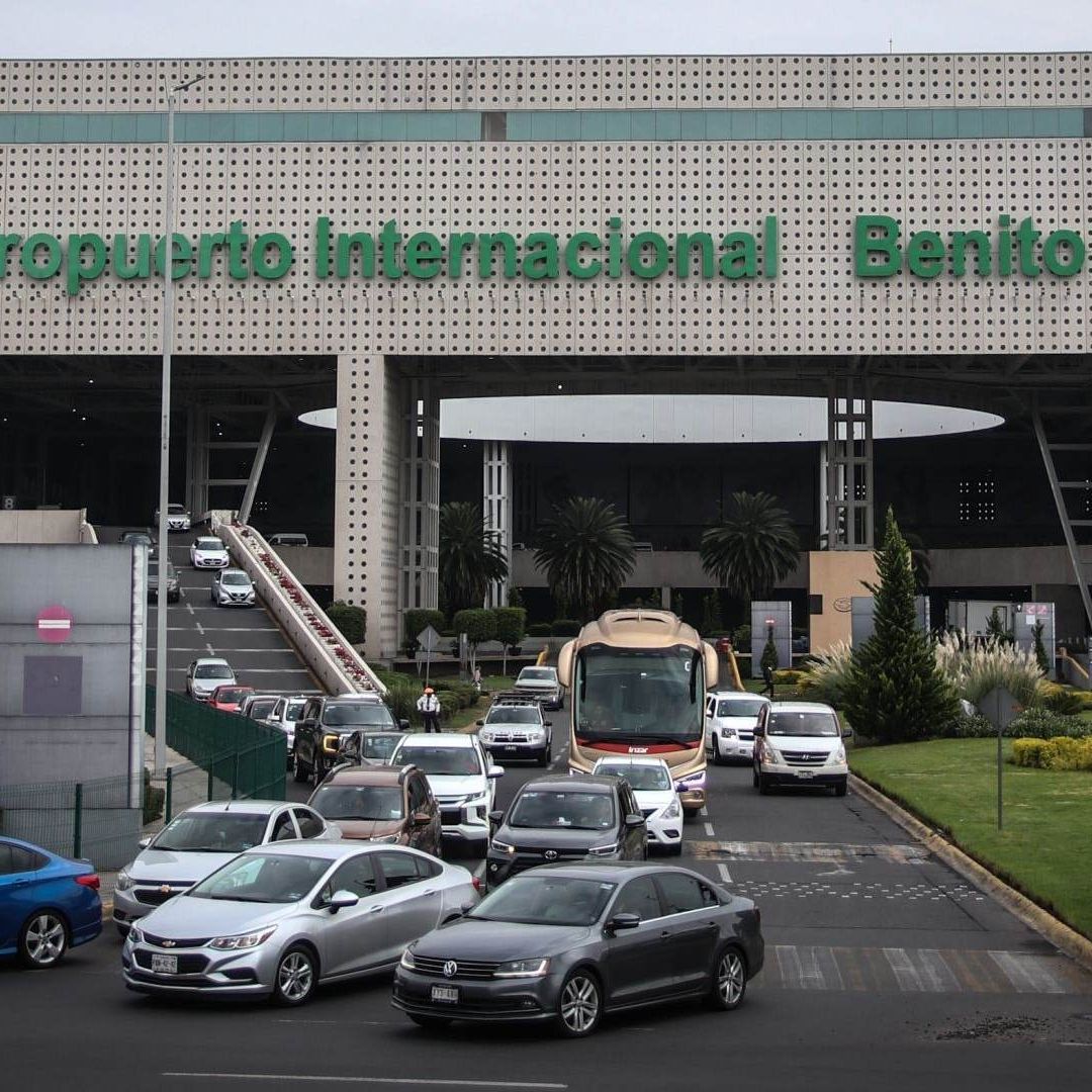 Sitios Asignados para Taxis de Aplicación en AICM Genera Molestia entre Usuarios