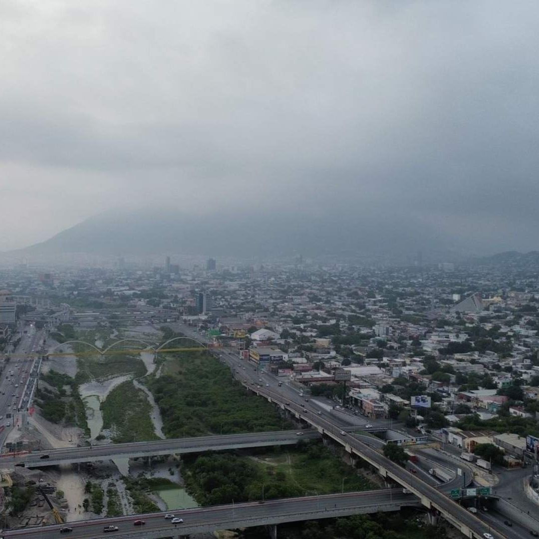 Cielo nublado y presencia de lluvia en Área Metropolitana de Monterrey