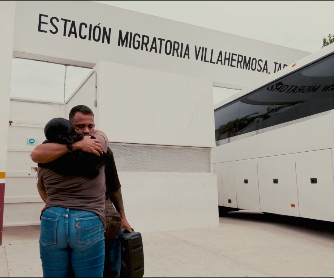 Milagros Liotta y su esposo, Franklin Salcedo, se abrazan en el exterior de la estación migratoria de Villahermosa, Tabasco