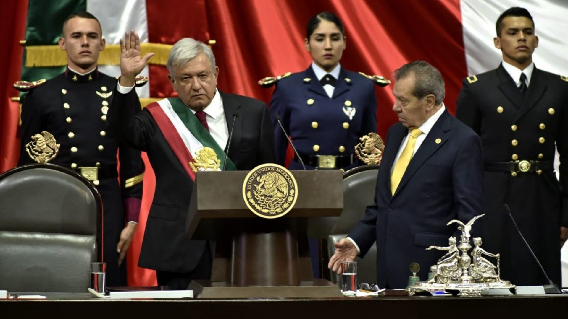 Qué significa la Banda Presidencial en México cómo se pone de forma correcta en el cambio de presidente
