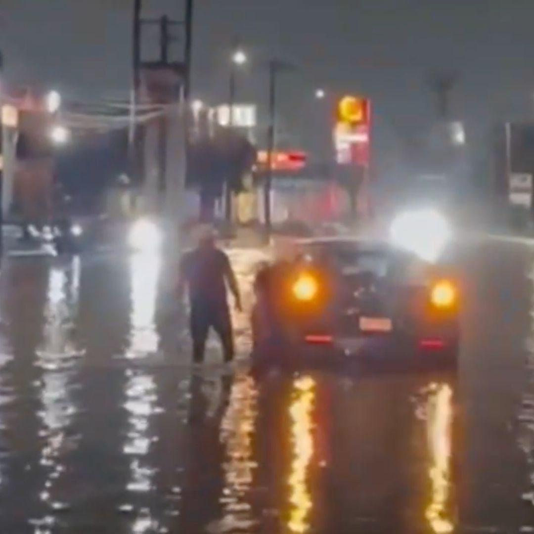 Auto atrapado en inundación tras lluvias en Guadalupe