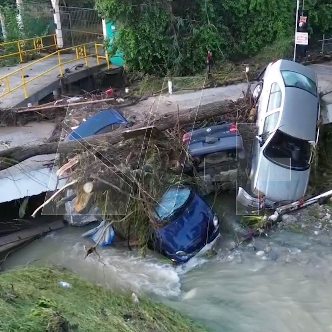 Autos atrapados en puente que atraviesa el arroyo La Chueca, en Santiago