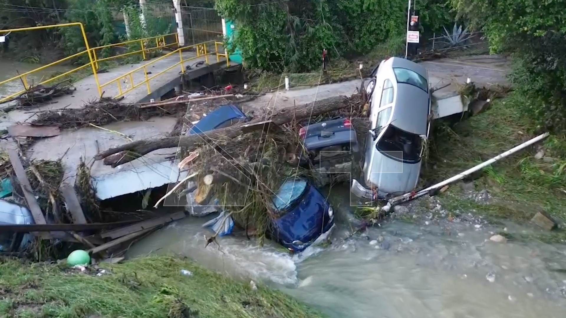 Autos atrapados en puente que atraviesa el arroyo La Chueca, en Santiago