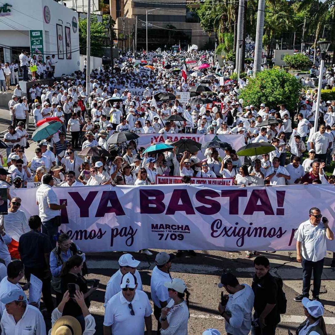 Personas vestidas de blanco marchan por la paz