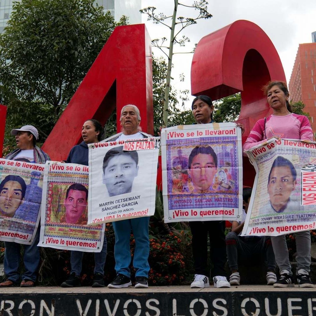 Marcha en CDMX por normalistas desaparecidos de Ayotzinapa