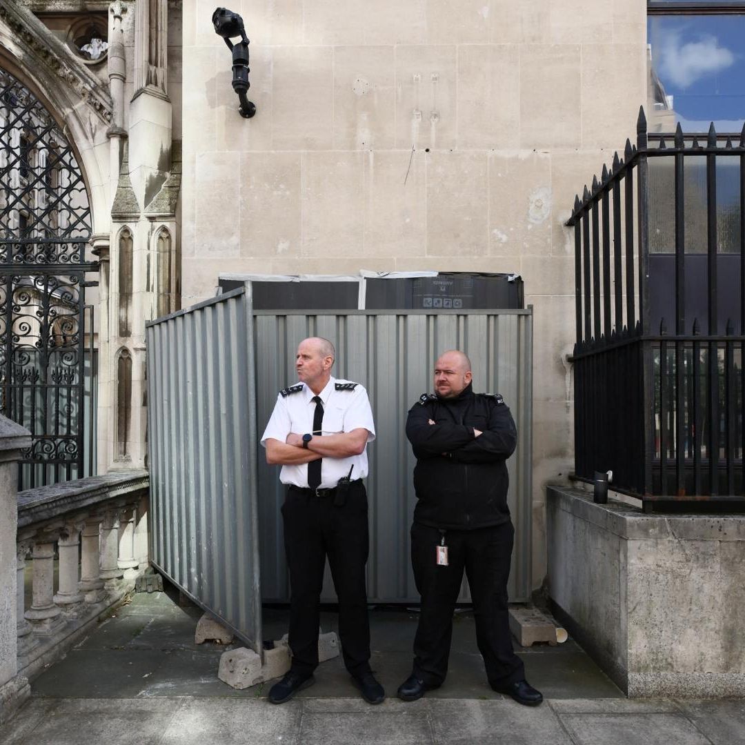 Guardias resguardan la obra de Banksy