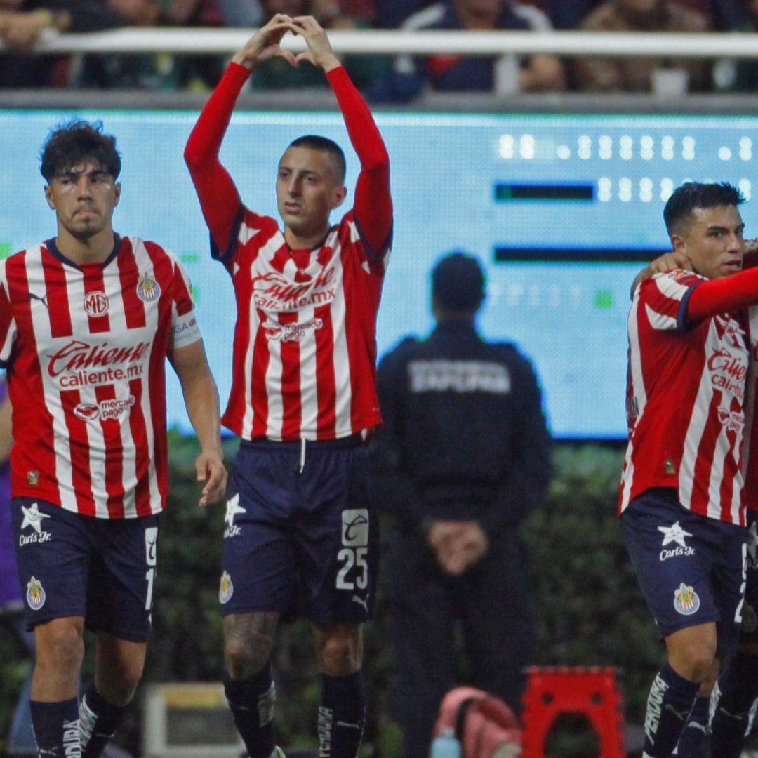 'Piojo' Alvarado abrió el marcador para Chivas por la vía del penal. Foto Cuartoscuro