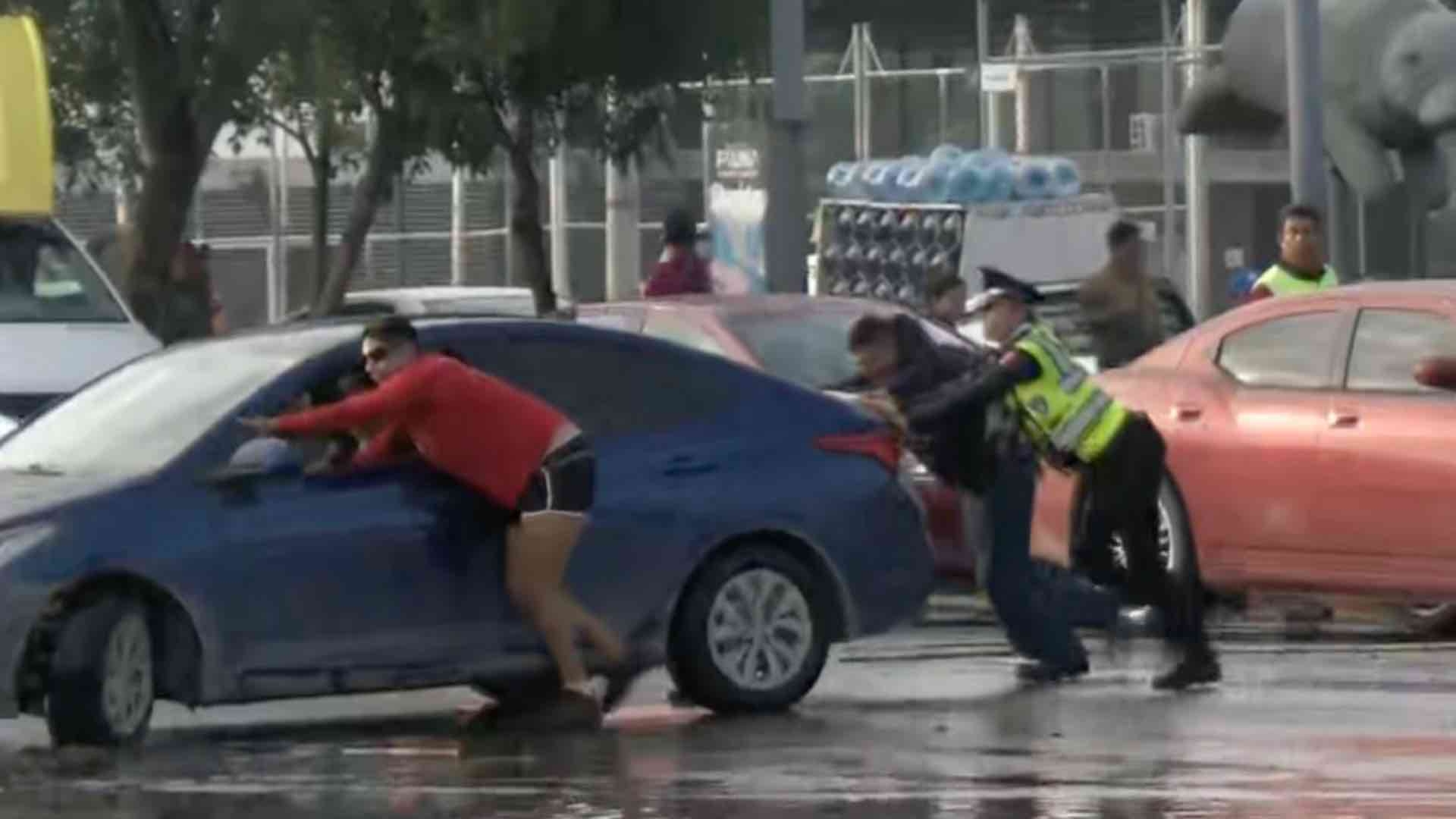 Automovilistas Duermen en Sus Vehículos Luego de la Inundación en Adolf ...