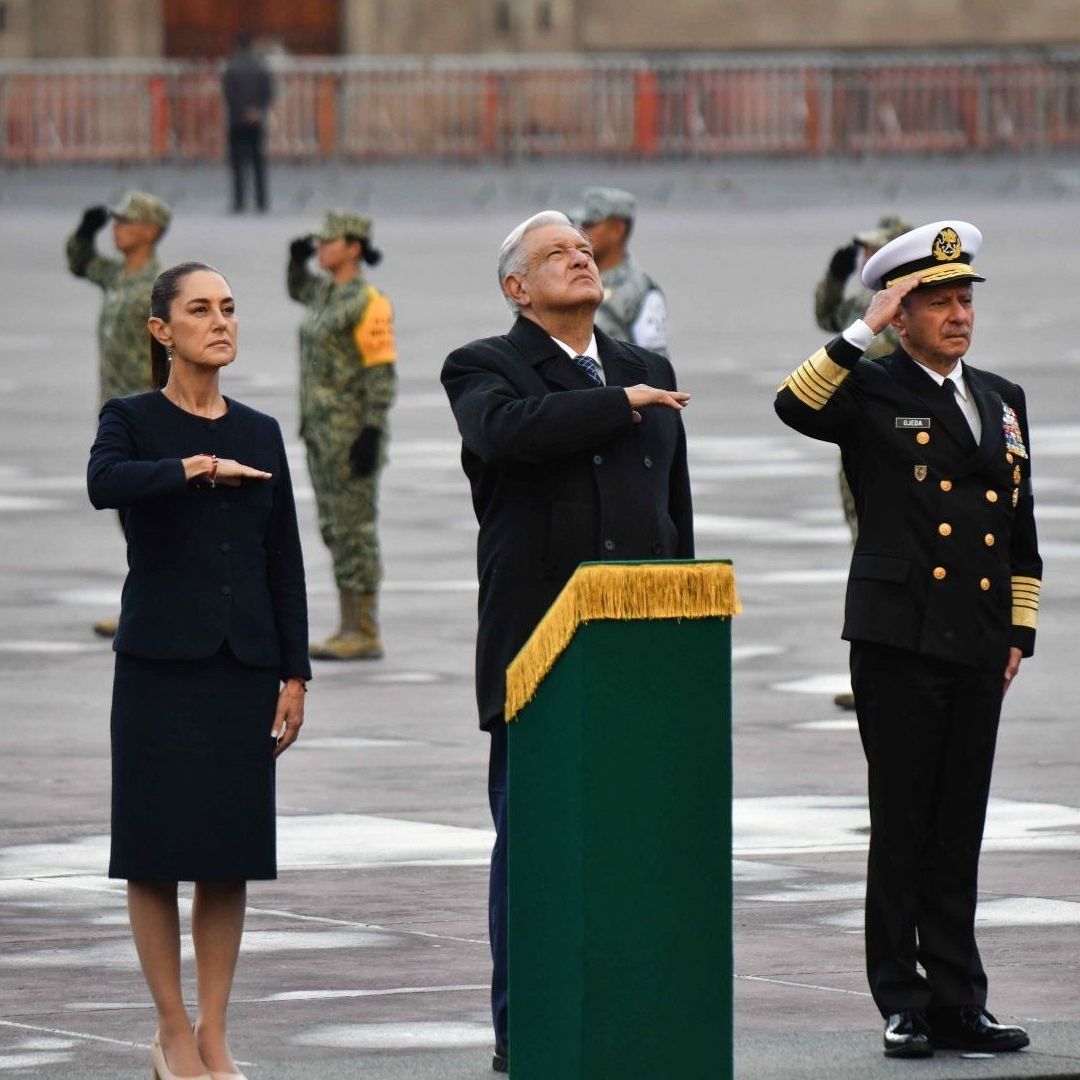 Andrés Manuel López Obrador, presidente de México, encabezó la ceremonia de izamiento de bandera a media asta en memoria de las víctimas de los sismos de 1985 y 2017,