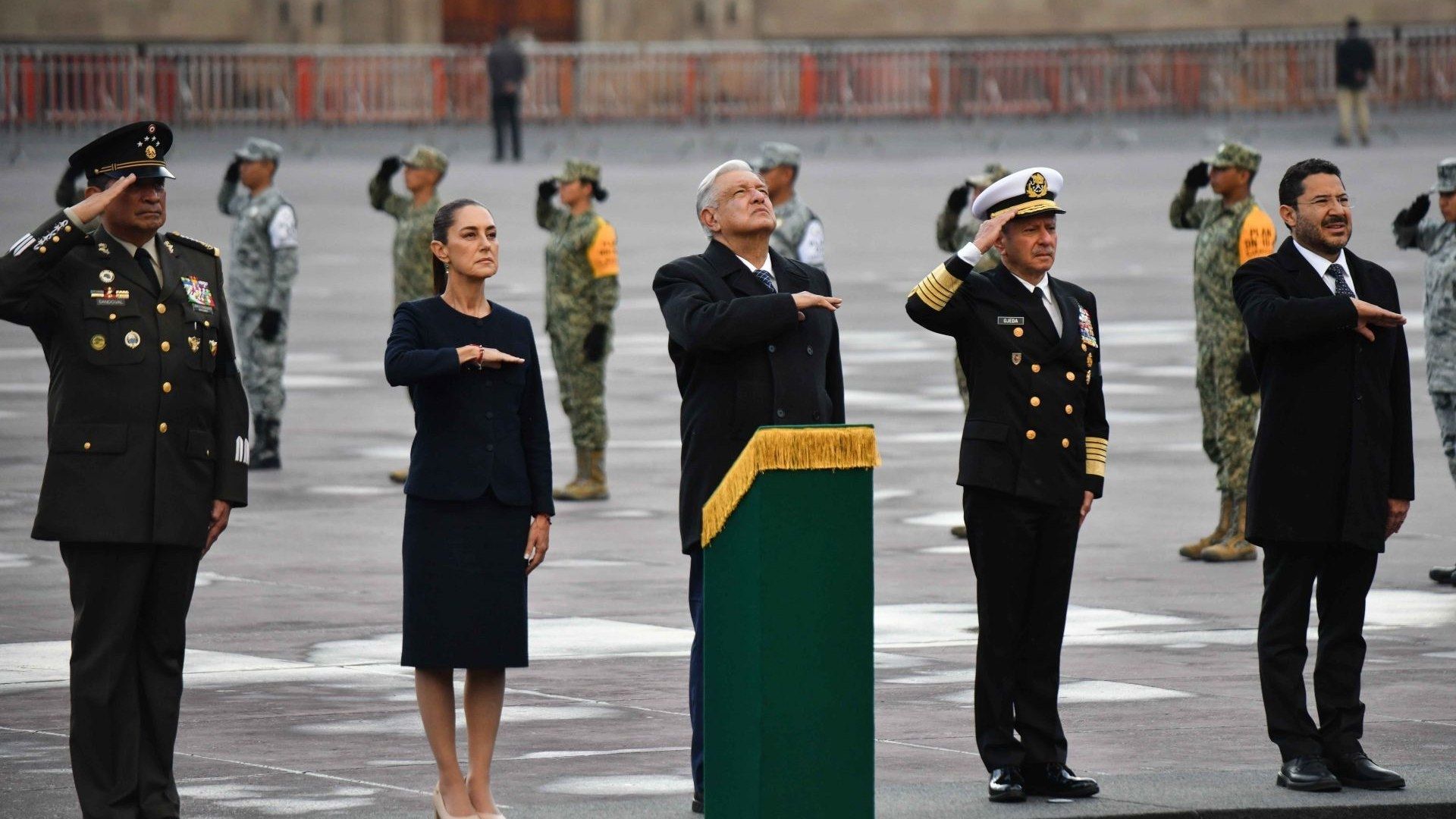 Andrés Manuel López Obrador, presidente de México, encabezó la ceremonia de izamiento de bandera a media asta en memoria de las víctimas de los sismos de 1985 y 2017,