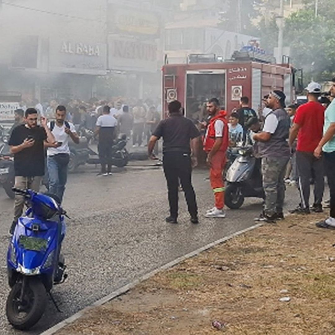 Explosión de walkie-talkies usados por el grupo Hezbolá en suburbios de Beirut.