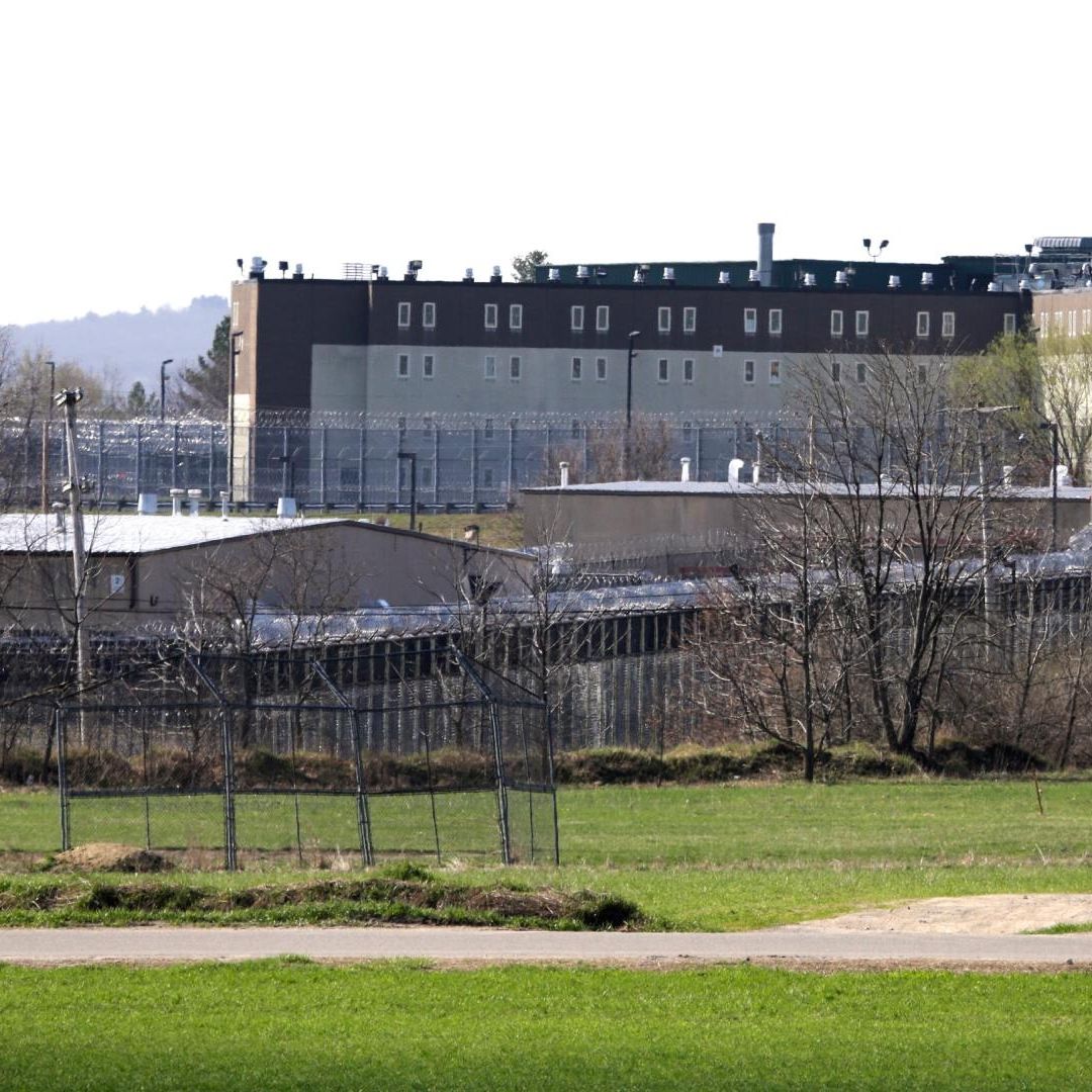 Presos en Cárcel de Máxima Seguridad Apuñalan a Guardias en EUA