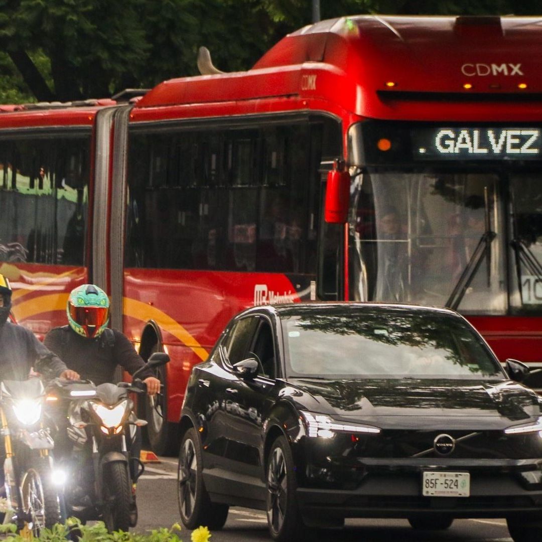 Unidad del Metrobús recorre avenida en CDMX