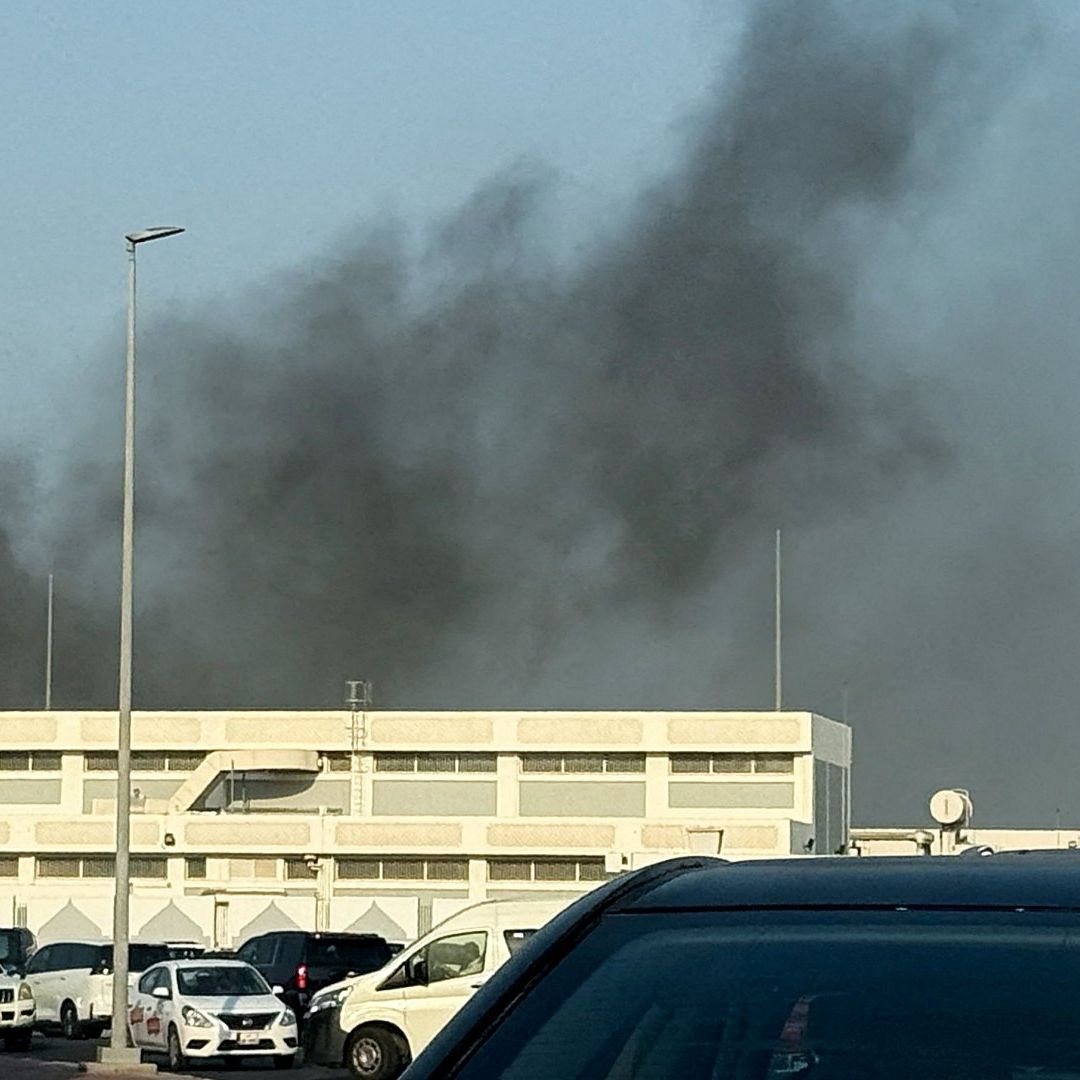 El humo se eleva después de que se escucharan varias explosiones en Doha