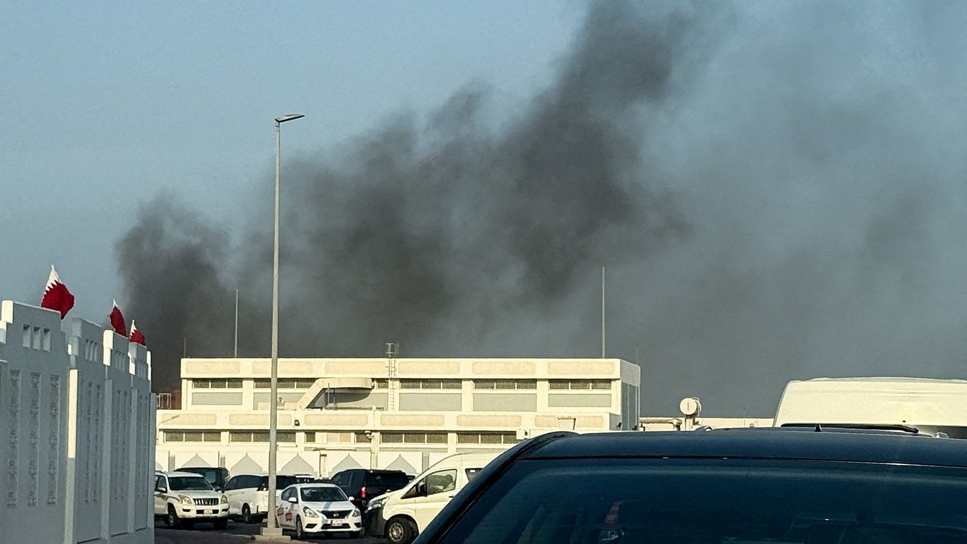 El humo se eleva después de que se escucharan varias explosiones en Doha