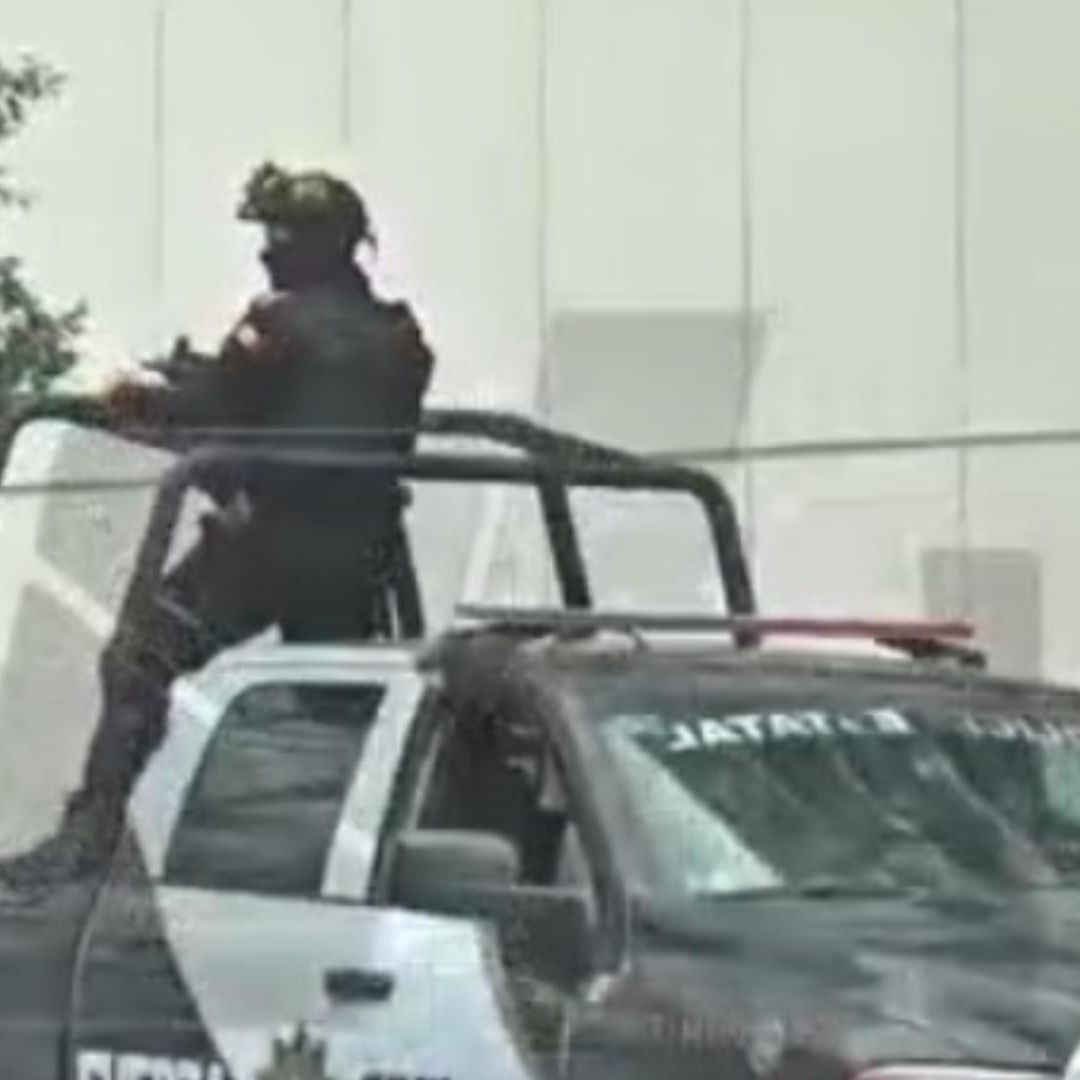 Policías de Fuerza Civil resguardando hospital