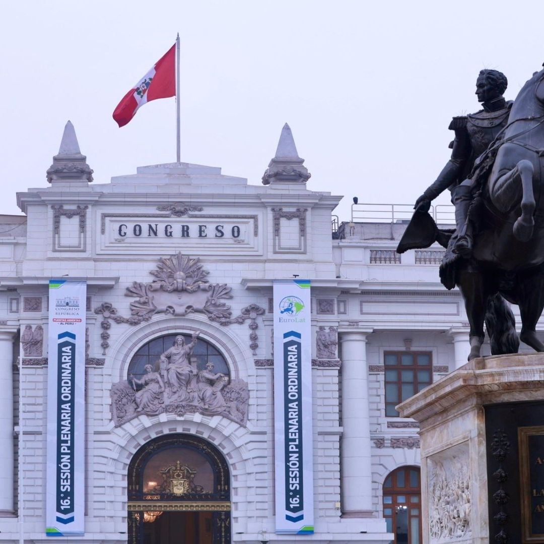 Congreso de Perú, es de color blanco, hay una estatua de un hombre montando un cabello.