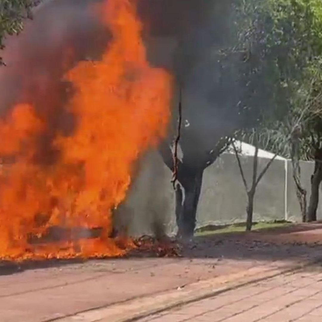 Normalistas Incendian Auto y Derriban Barda en Iguala, Guerrero