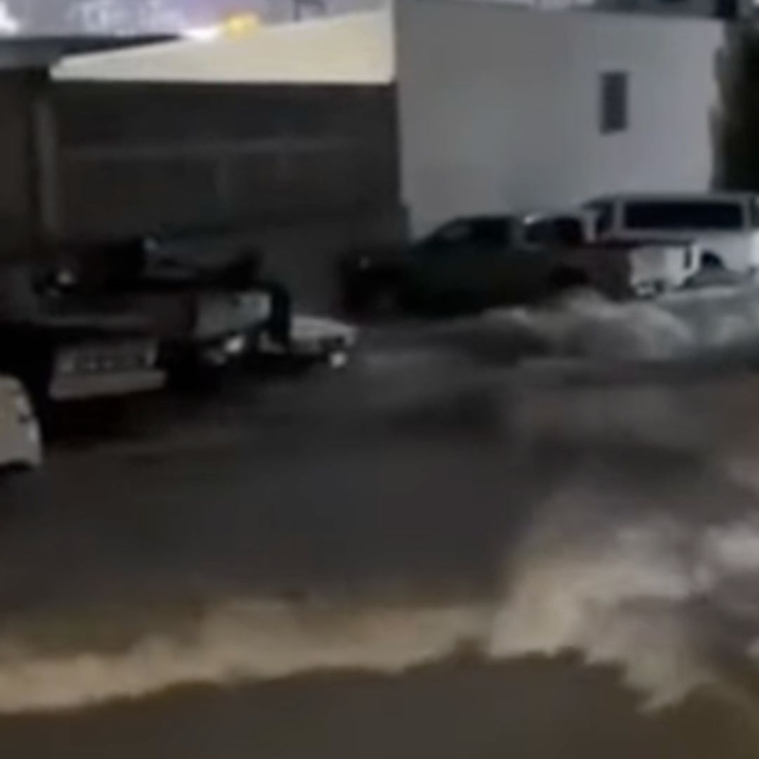 Inundación arrastra autos