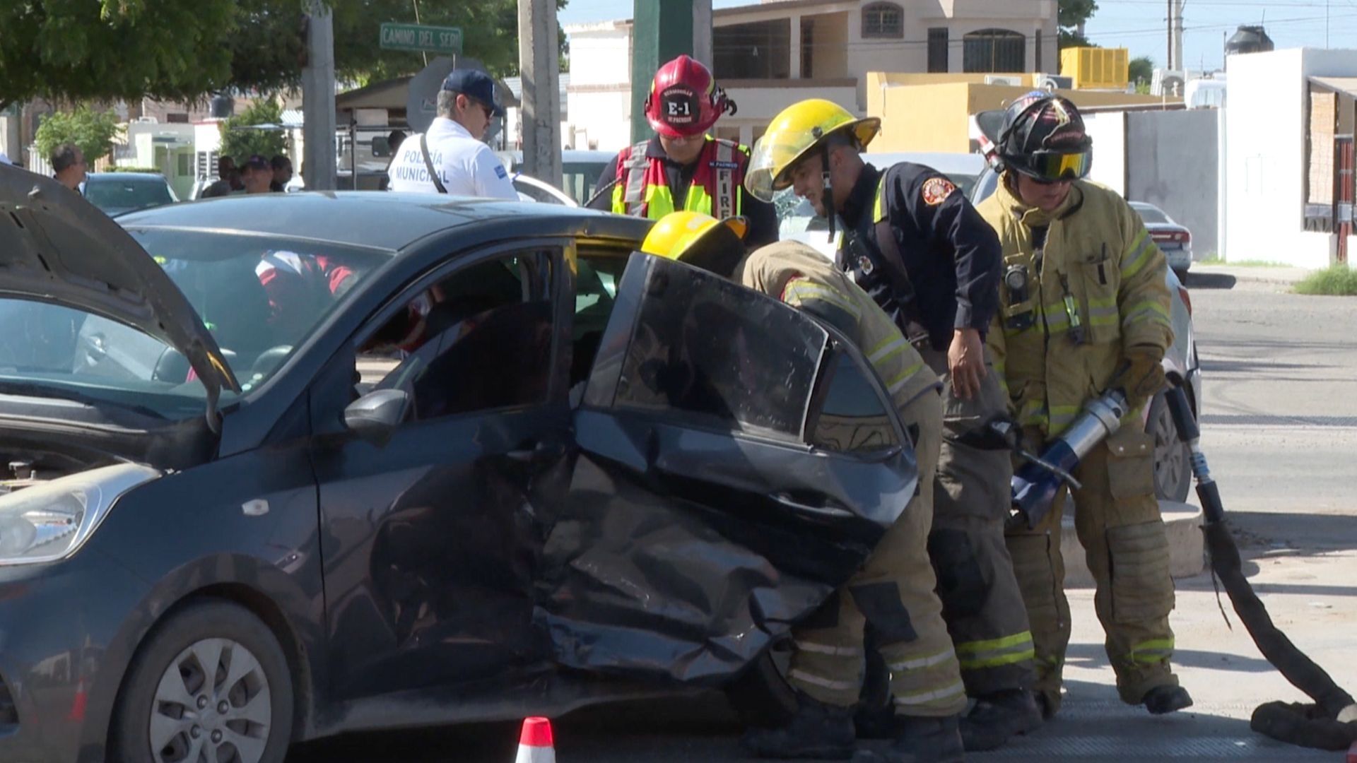 Auto se Pasa el Semáforo y Provoca Carambola en Colonia San Ángel, en Hermosillo