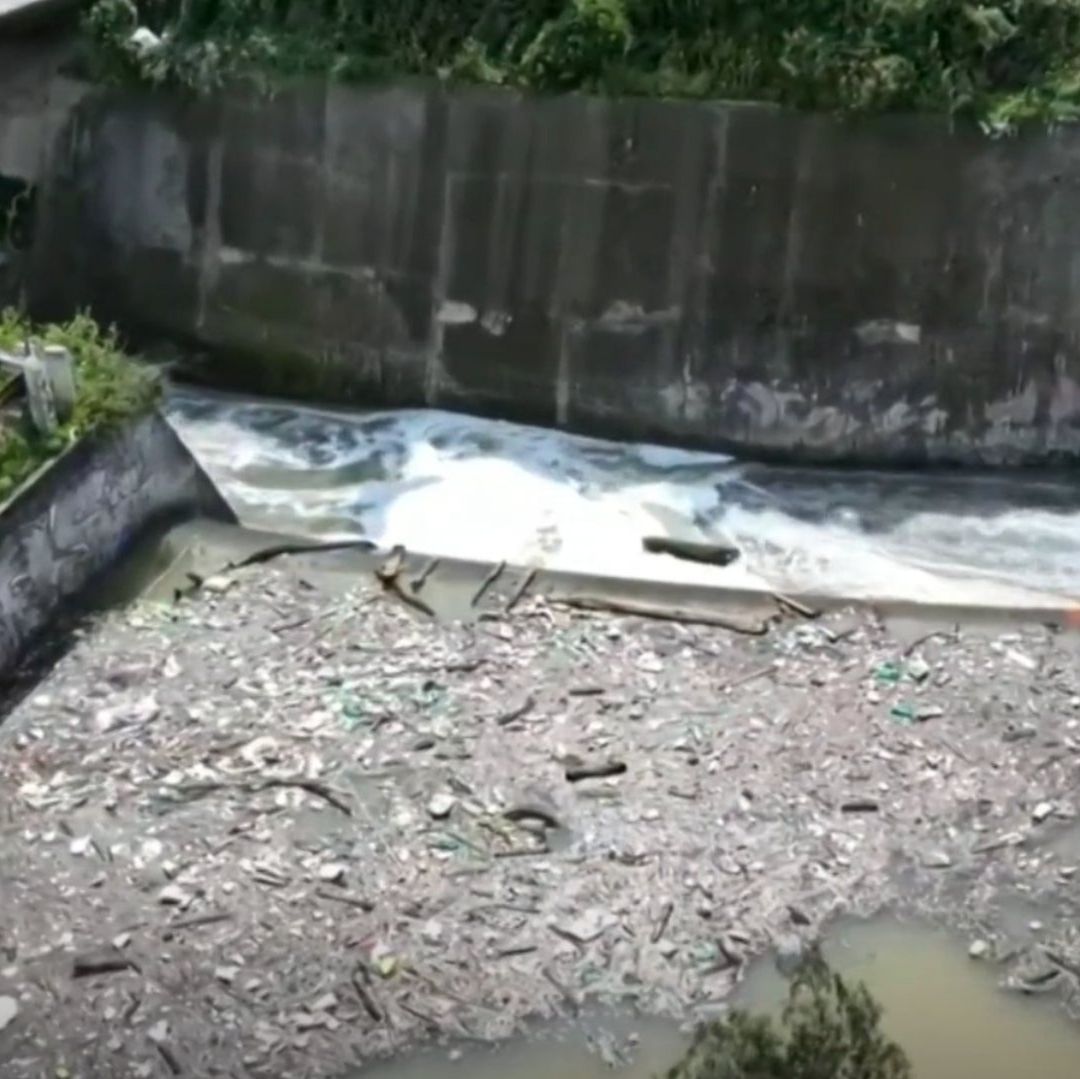 Tapón de Basura en Presa Los Cuartos Mantiene el Riesgo de un Nuevo Desbordamiento