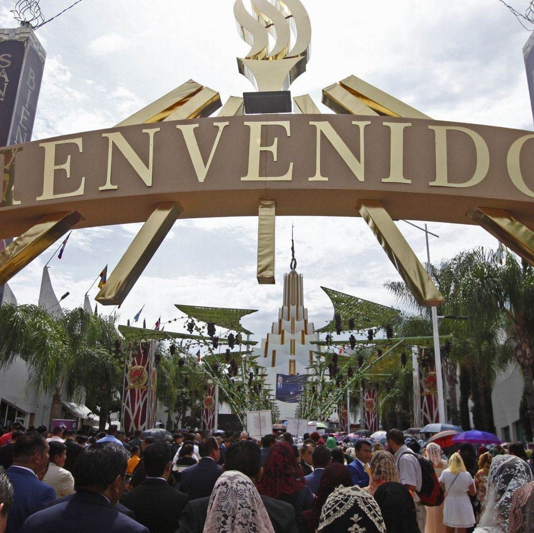 Cientos de personas se congregan en una iglesia.