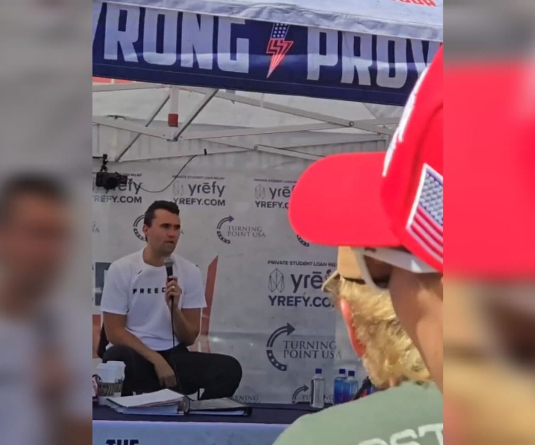El activista Charlie Kirk durante evento en EUA. Foto: X