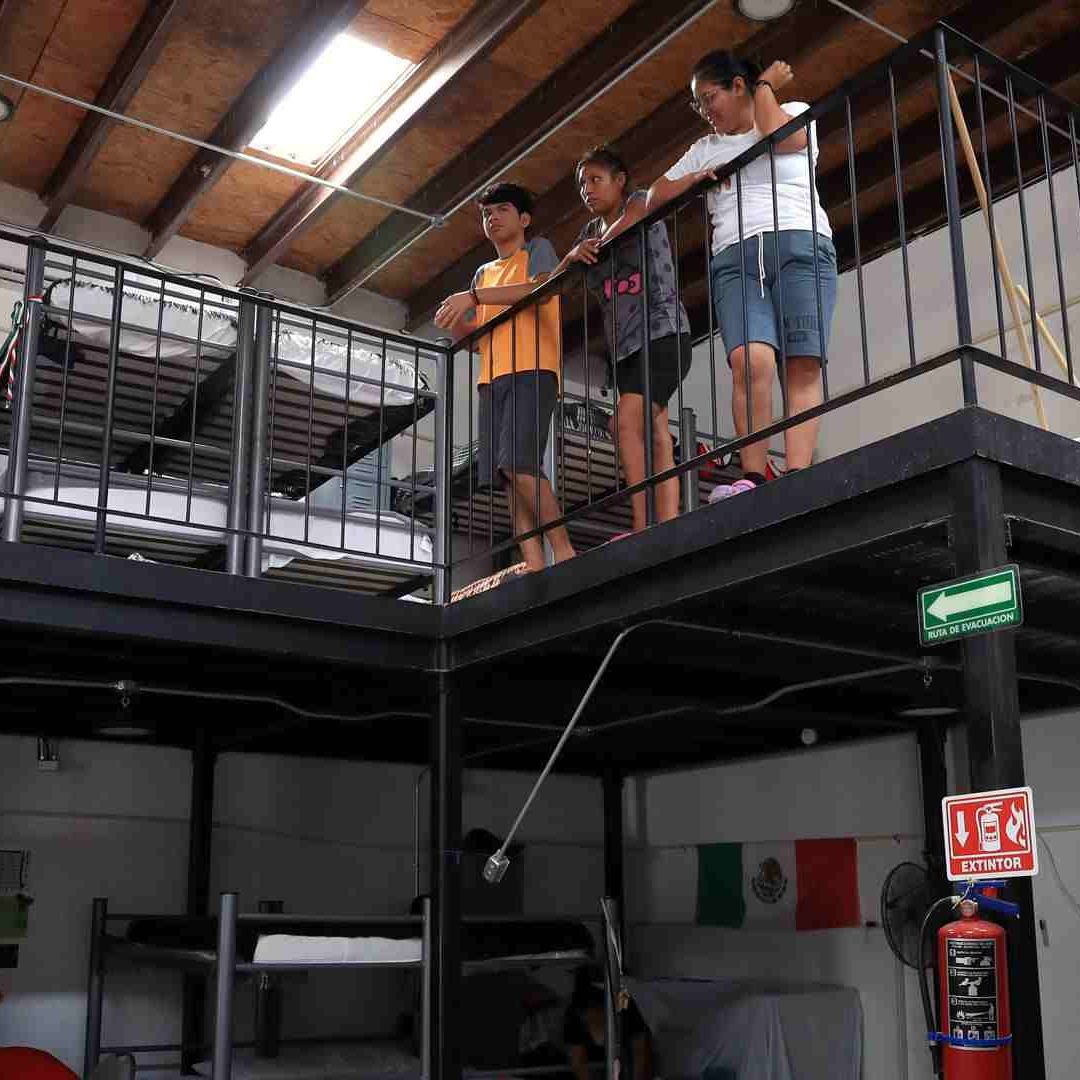 Migrantes esperan en albergues o en la vía pública para cruzar a Estados Unidos y solicitar asilo.