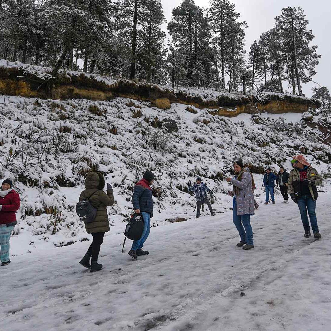 Turistas disfrutan el paisaje nevado en el Nevado de Toluca en enero 2025