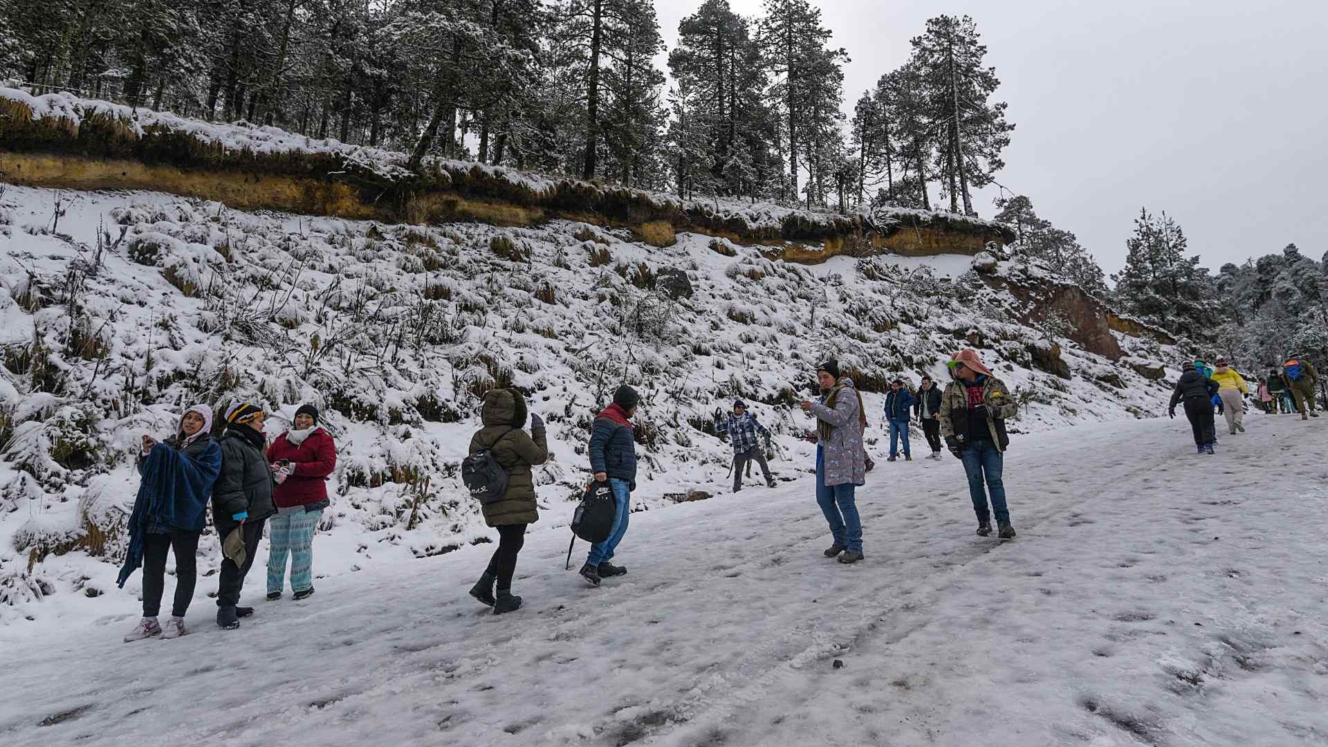 Turistas disfrutan el paisaje nevado en el Nevado de Toluca en enero 2025