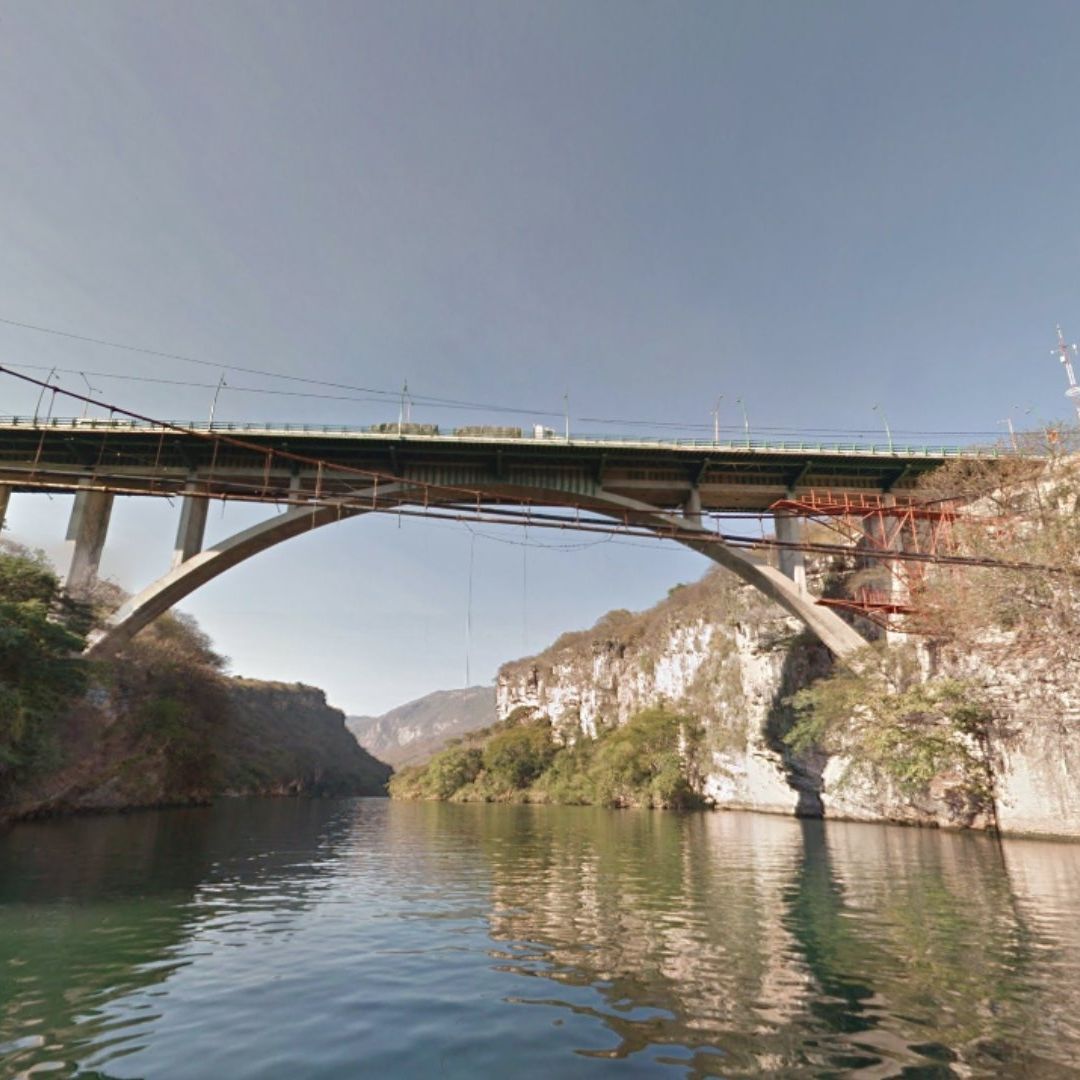 Funcionaria del Gobierno de Chiapas se Lanza desde Puente Hacia Río Grijalva