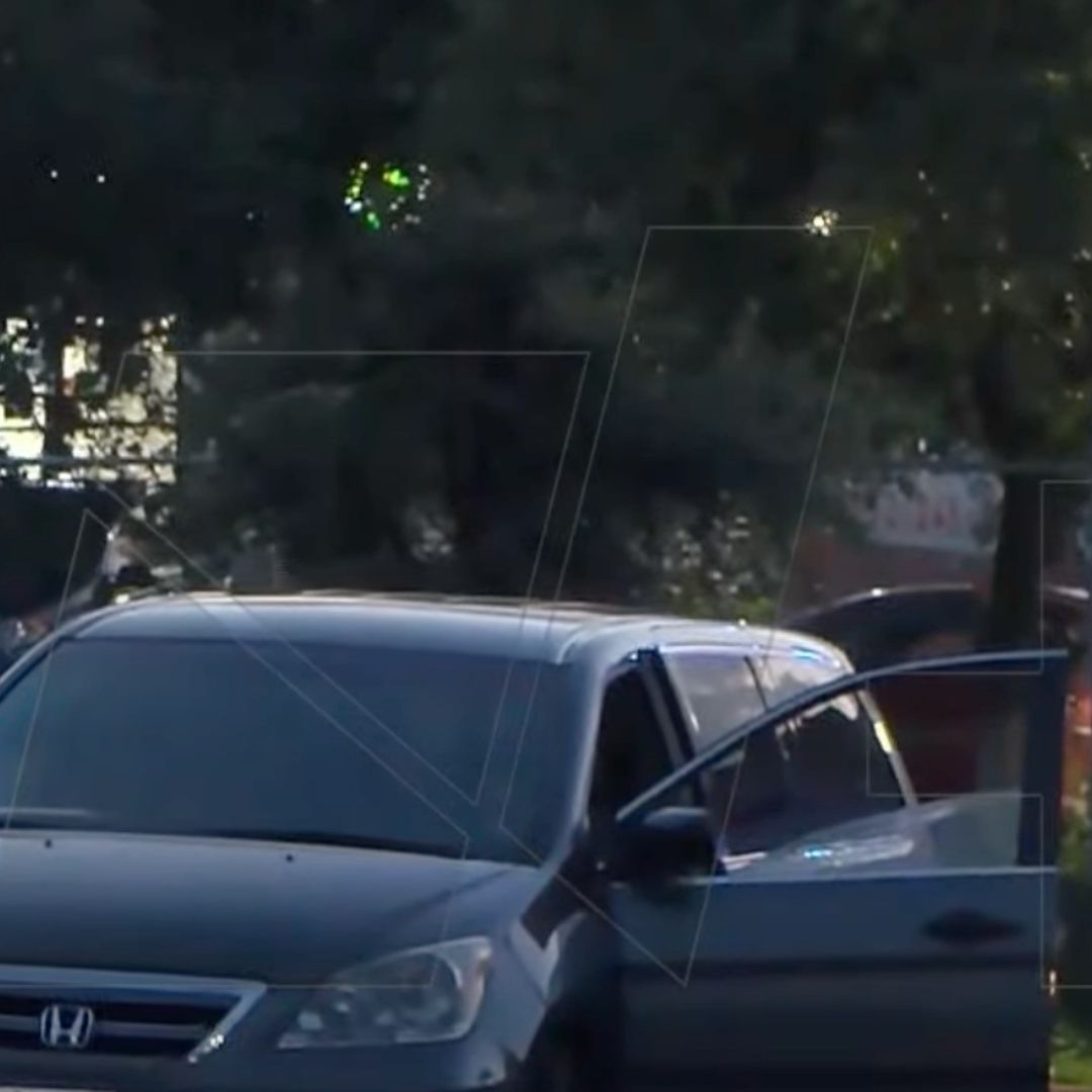 Atacan a balazos a hombre en camioneta
