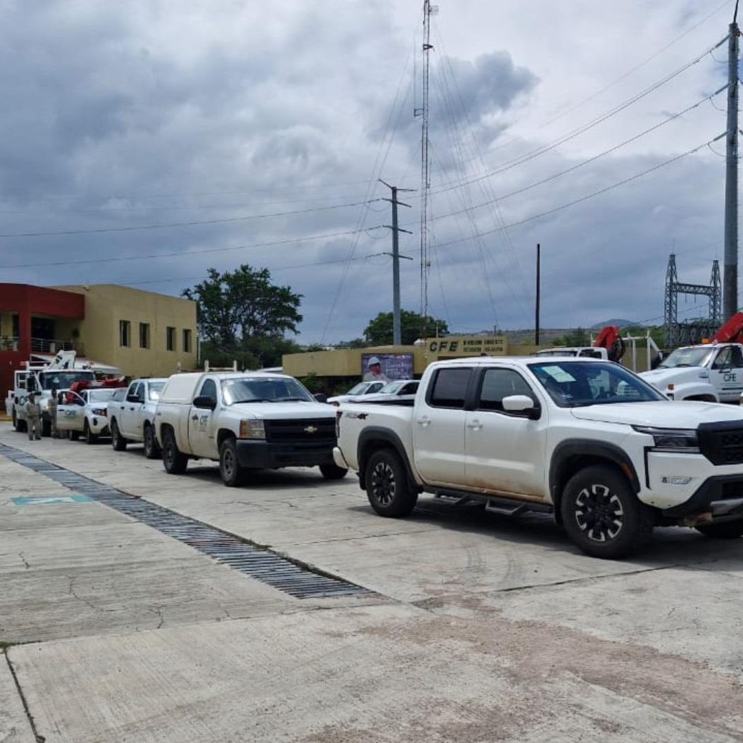 Convoyes de la CFE se dirigen a Huatulco por presencia del huracán John