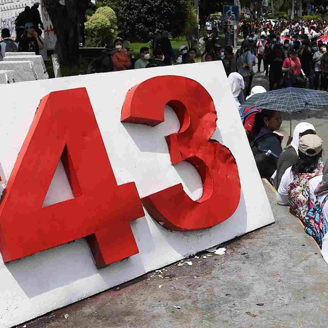 Normalistas y familiares inician protestas a una década de la desaparición de los 43 de Ayotzinapa.