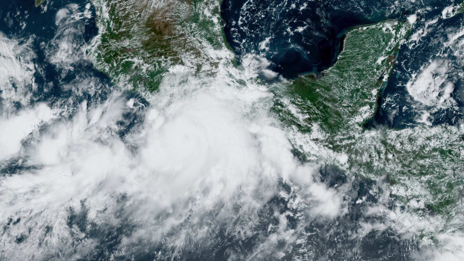 Vista satelital del desplazamiento del huracán John que se acerca a costas mexicanas. Foto: Rammb-slider.cira.