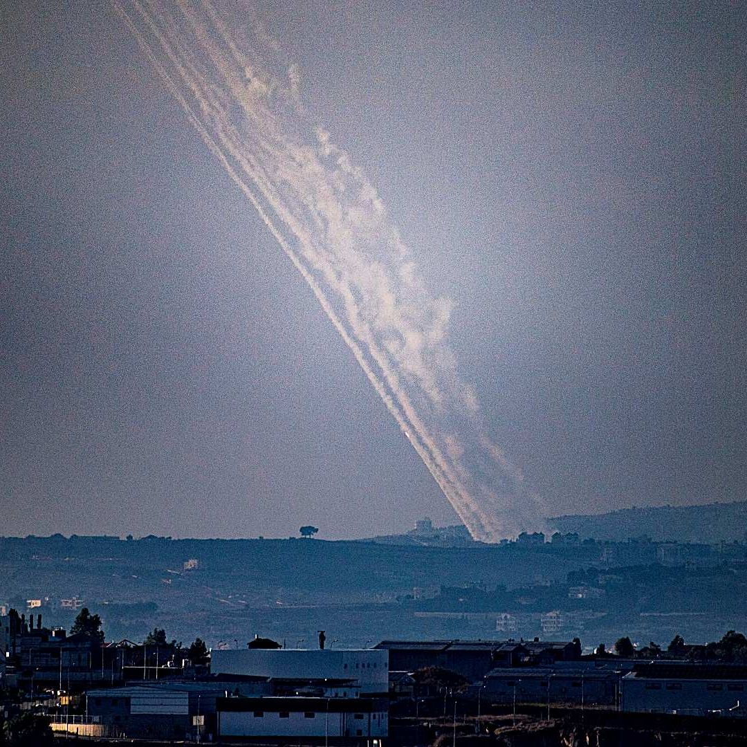 Hezbolá Responde a Bombardeos de Israel con Lanzamiento de Proyectiles
