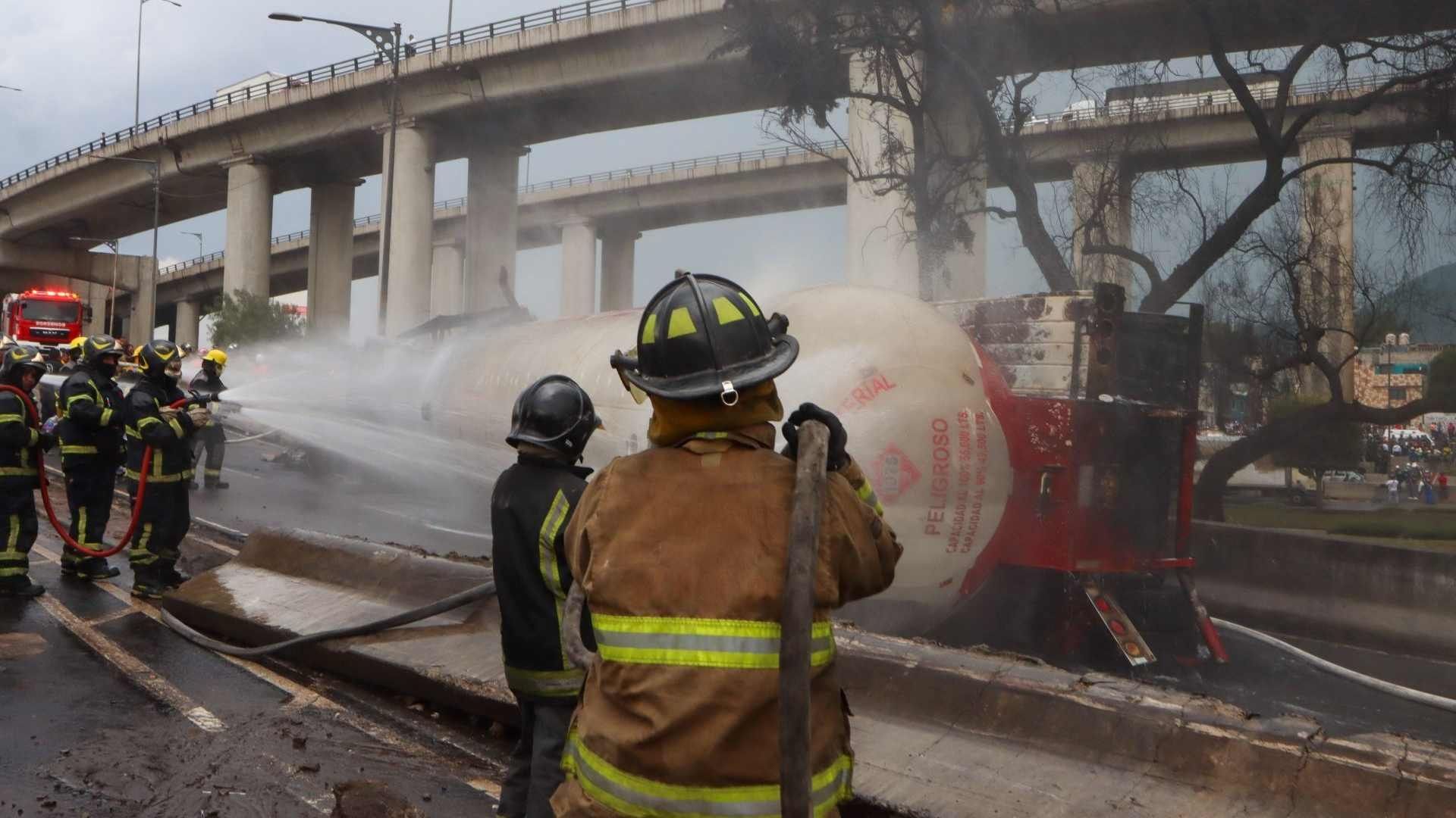 Explosión de piapa de gas en el Puente de la Concordia en Iztapalapa