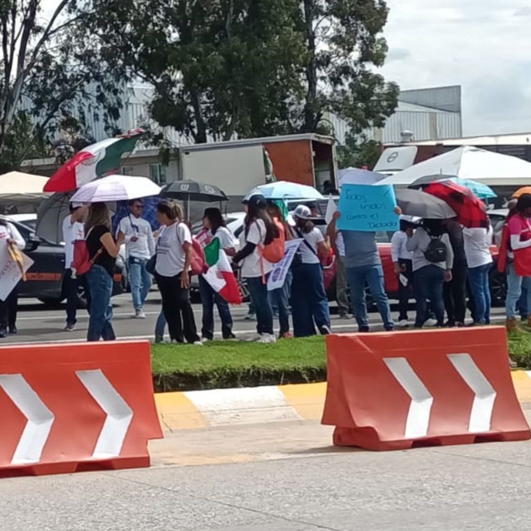Manifestantes bloquearon varias horas le México-Puebla en ambos sentidos.