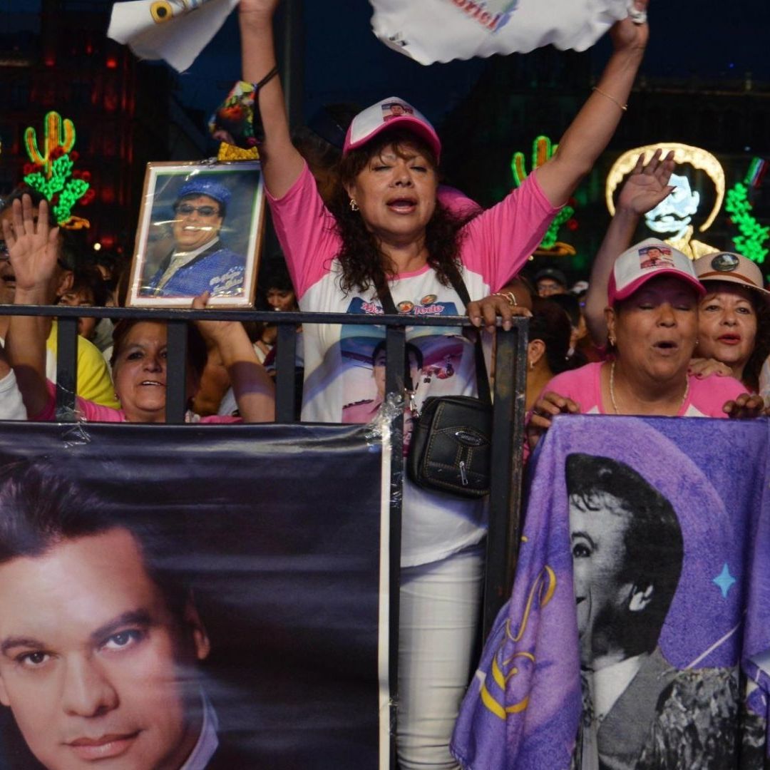 Juan Gabriel Sigue Moviendo Corazones y Reúne A Más De 70 Mil Personas En El Zócalo