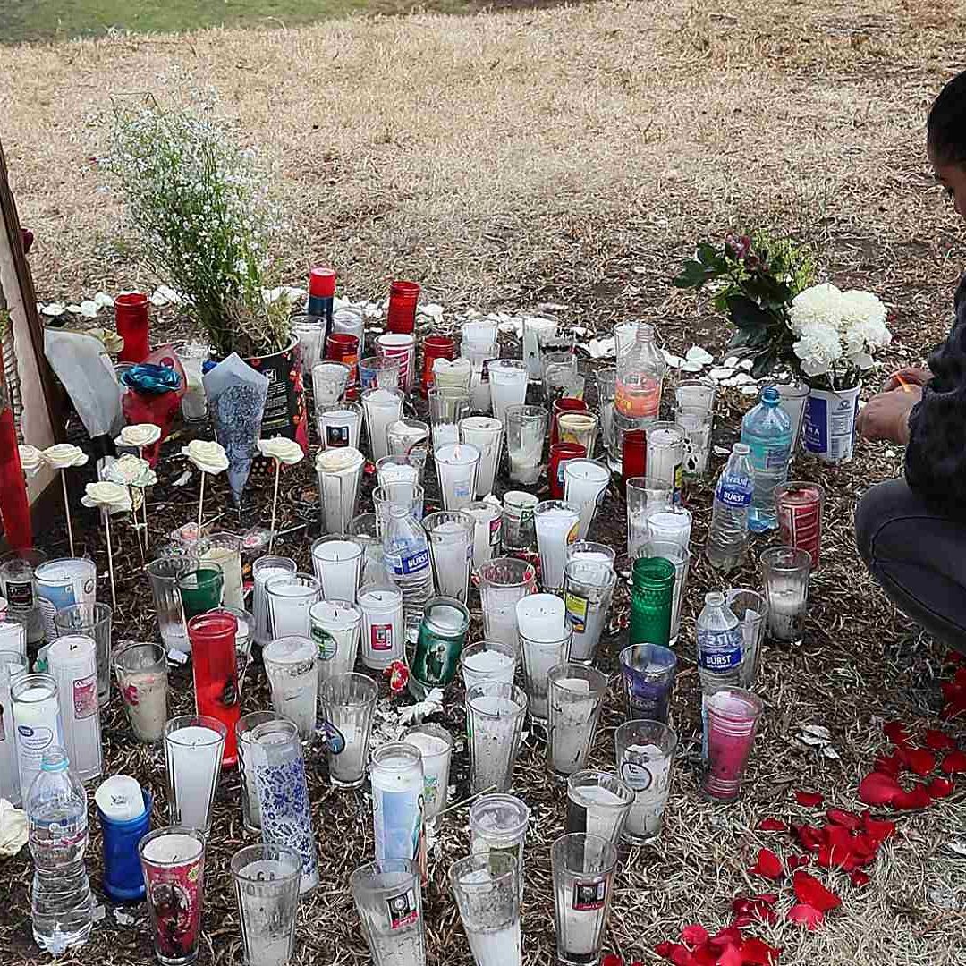 Altar colocado en memoria de las víctimas de la explosión de la pipa en Iztapalapa. Foto: EFE